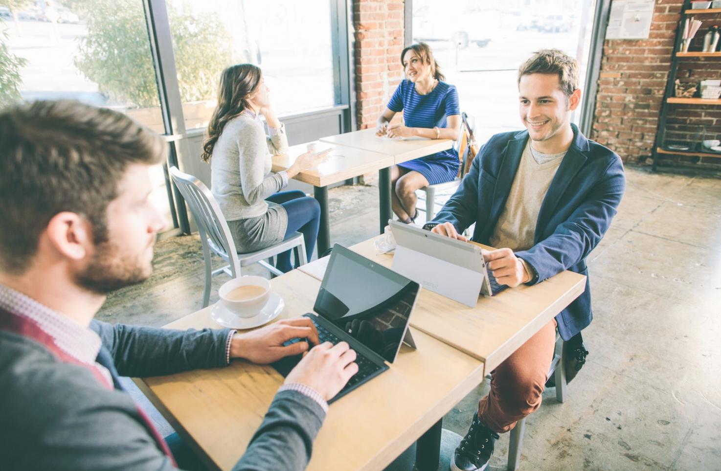 Étudiants apprenant le référencement mobile