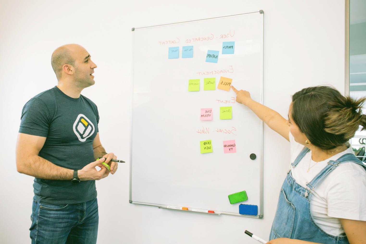 Formateur répondant aux questions d'un apprenant lors d'une session en direct