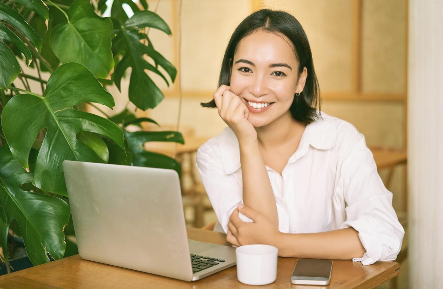 Apprenant consultant des analyses SEO mobile sur ordinateur portable