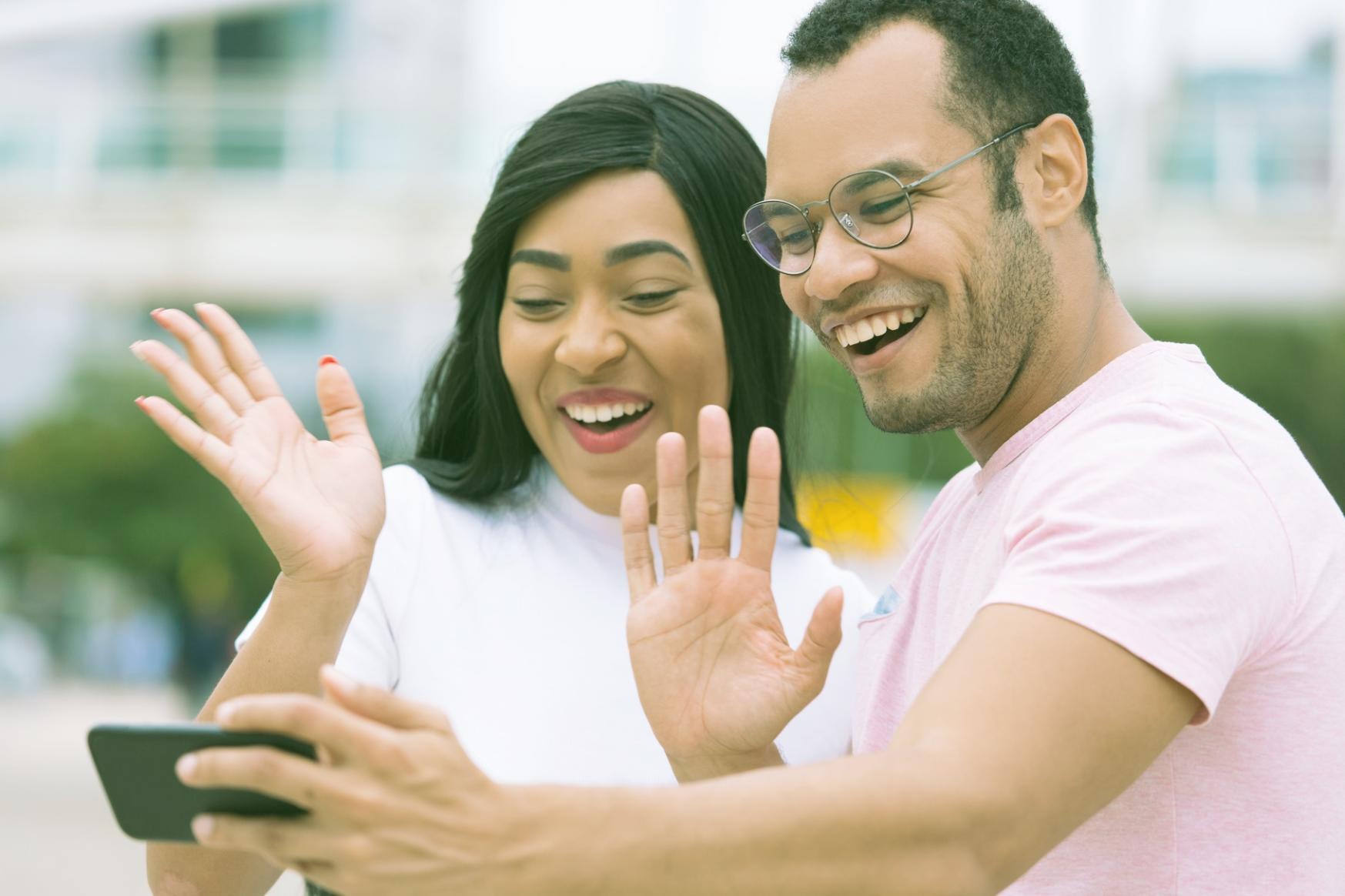 Apprenant suivant un cours de SEO mobile sur sa tablette dans un café