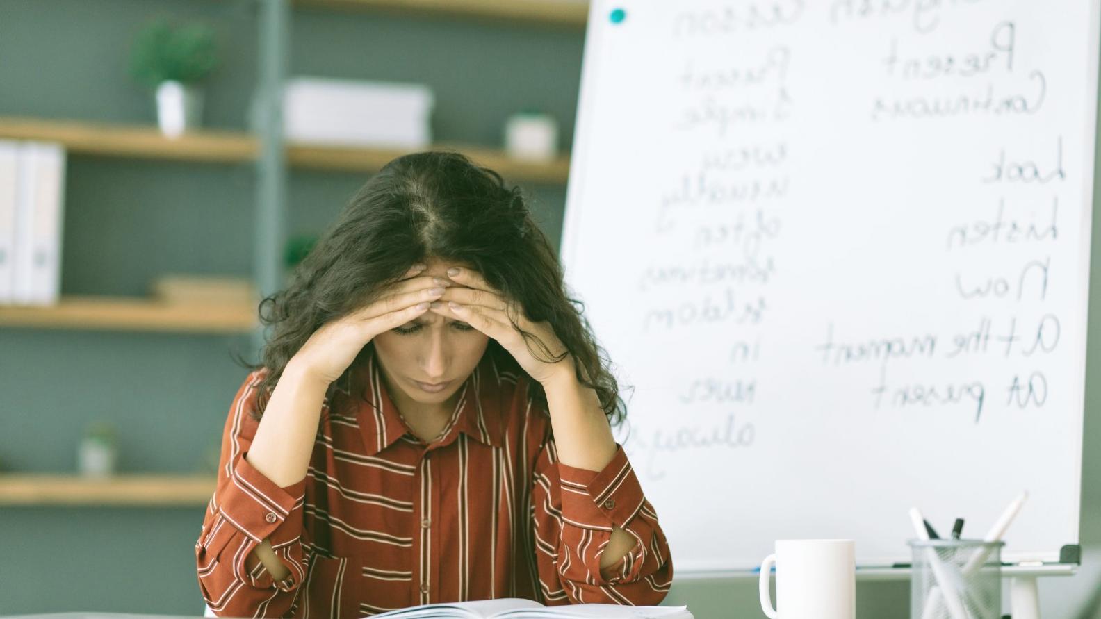 Équipe professionnelle consultant ensemble des résultats SEO sur plusieurs écrans